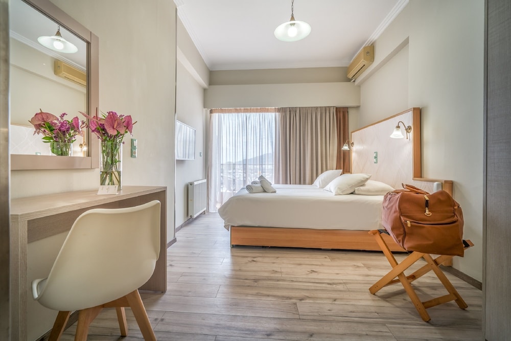 Phoenix Hotel — Hotel rooms in Zante Town, Ionian Islands