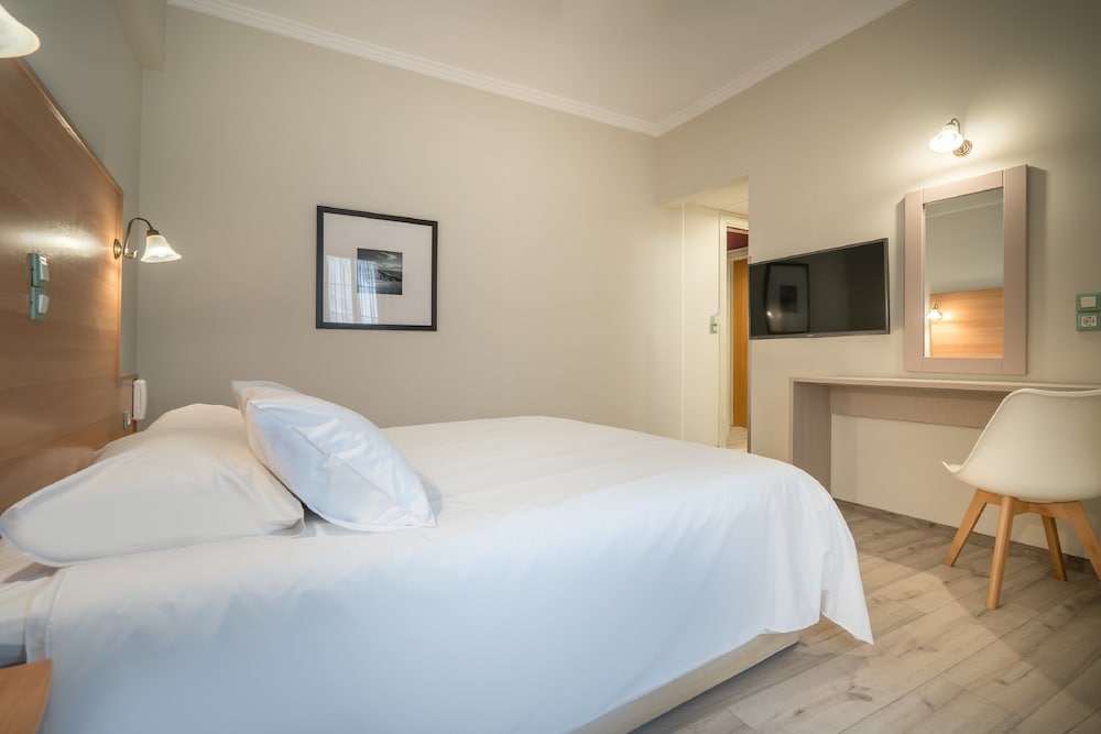 Phoenix Hotel — Hotel rooms in Zante Town, Ionian Islands