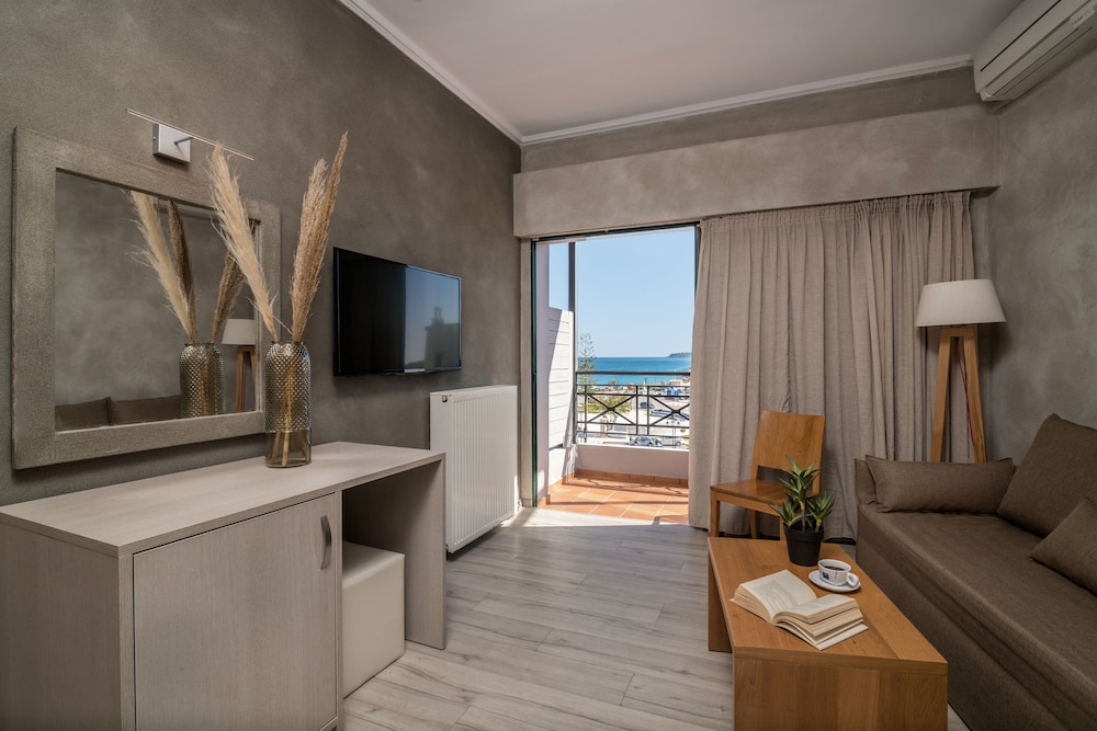 Phoenix Hotel — Hotel rooms in Zante Town, Ionian Islands