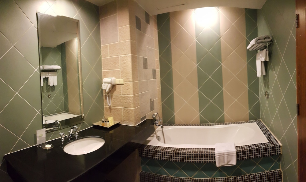 Long Beach Garden Hotel and Pavilions — Hotel rooms in Pattaya, Chonburi