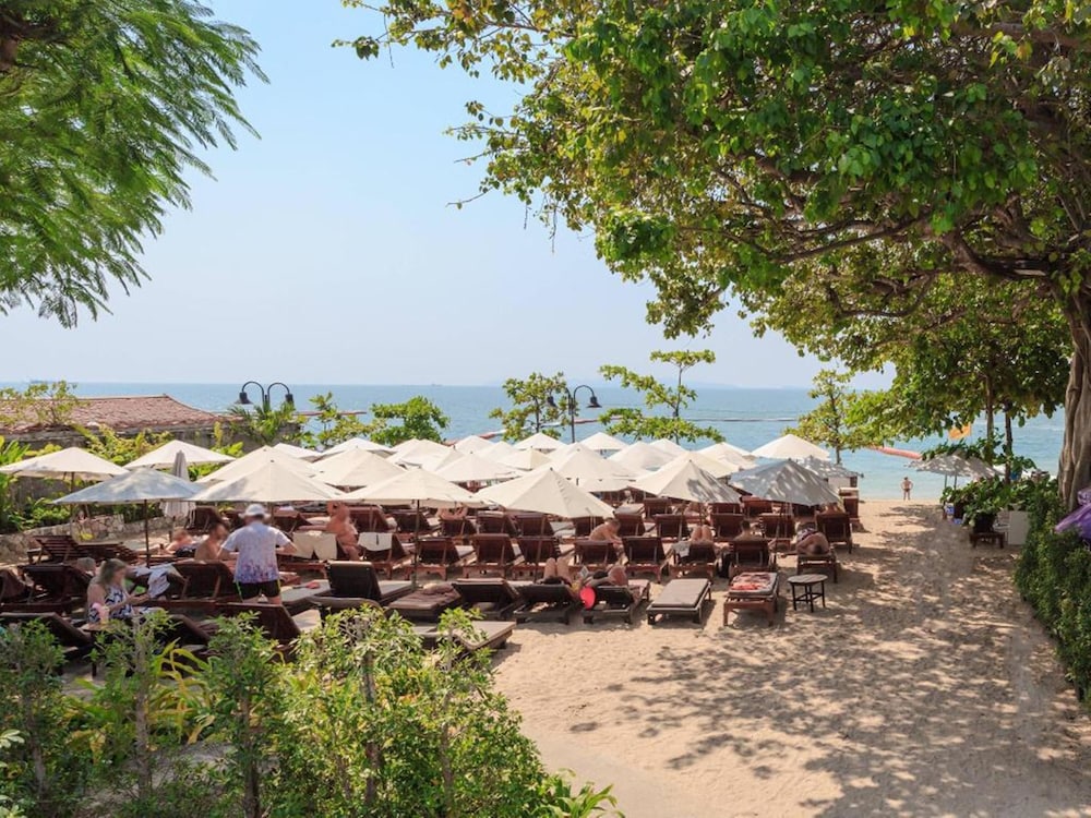 Long Beach Garden Hotel and Pavilions — Beach in Pattaya, Chonburi