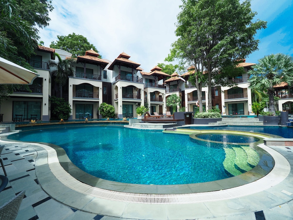 Long Beach Garden Hotel and Pavilions — Swimming pool in Pattaya, Chonburi