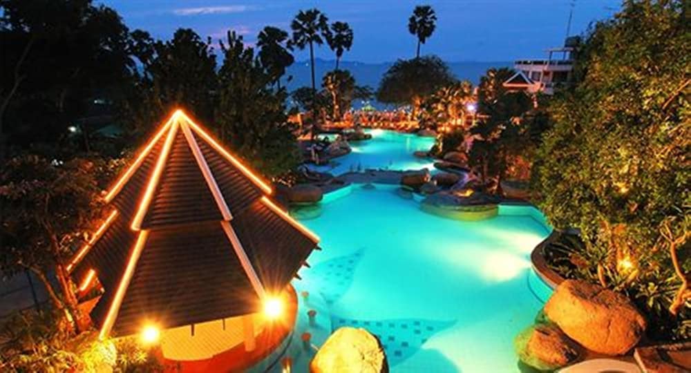 Long Beach Garden Hotel and Pavilions — Swimming pool in Pattaya, Chonburi