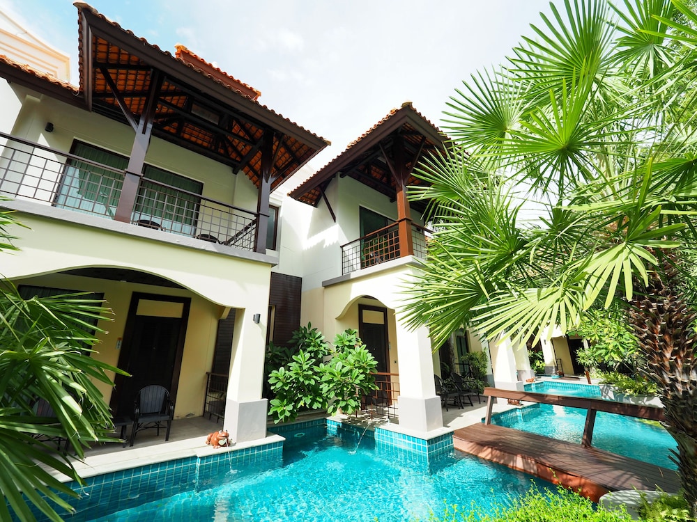 Long Beach Garden Hotel and Pavilions — Swimming pool in Pattaya, Chonburi