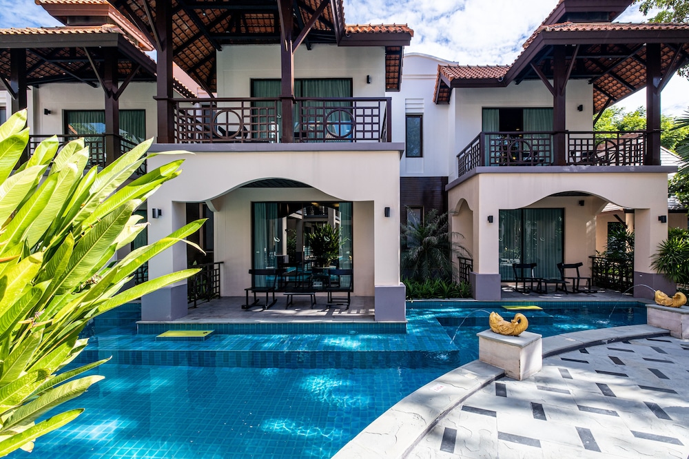 Long Beach Garden Hotel and Pavilions — Swimming pool in Pattaya, Chonburi