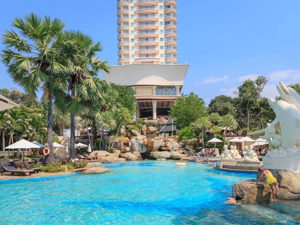 Long Beach Garden Hotel and Pavilions — Swimming pool in Pattaya, Chonburi
