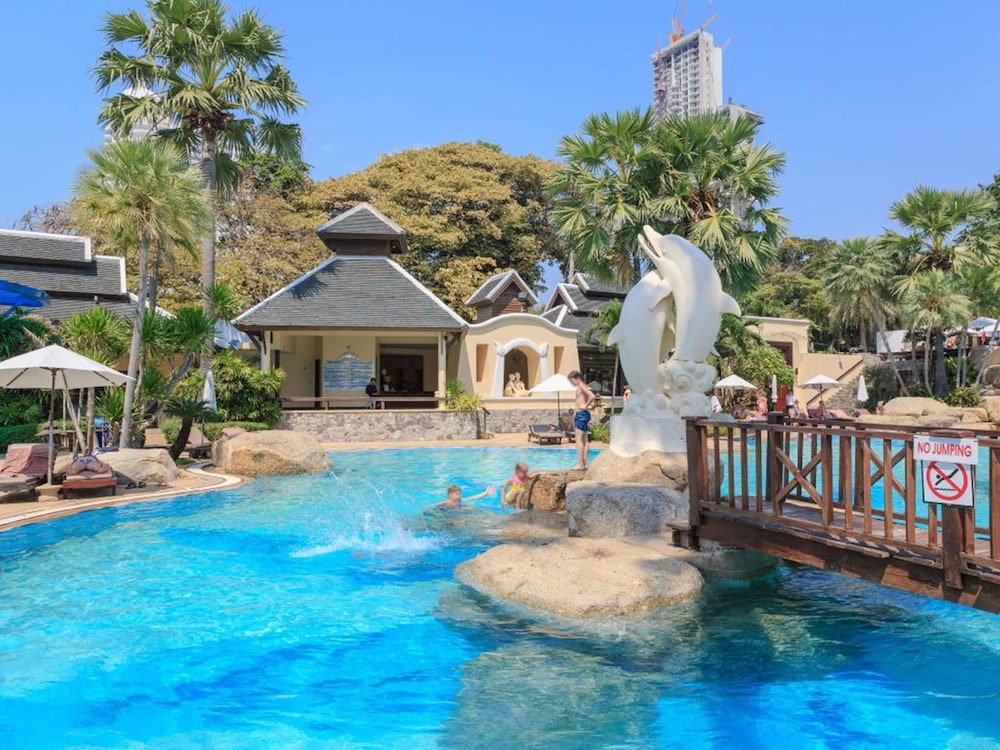 Long Beach Garden Hotel and Pavilions — Swimming pool in Pattaya, Chonburi
