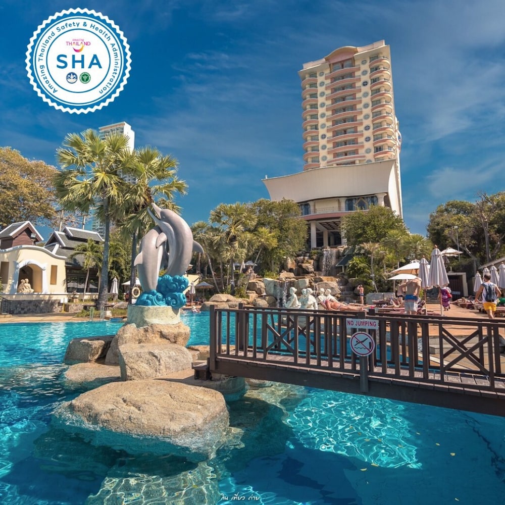 Long Beach Garden Hotel and Pavilions — Swimming pool in Pattaya, Chonburi