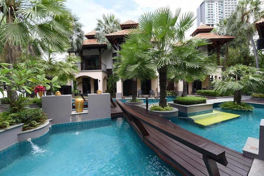 Long Beach Garden Hotel and Pavilions — Swimming pool in Pattaya, Chonburi