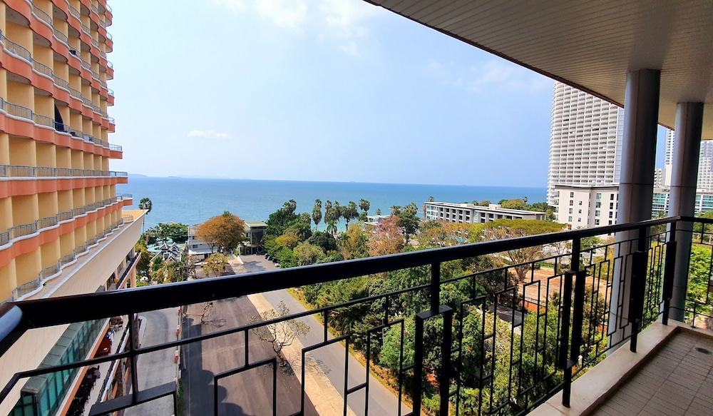 Long Beach Garden Hotel and Pavilions — Hotel rooms in Pattaya, Chonburi
