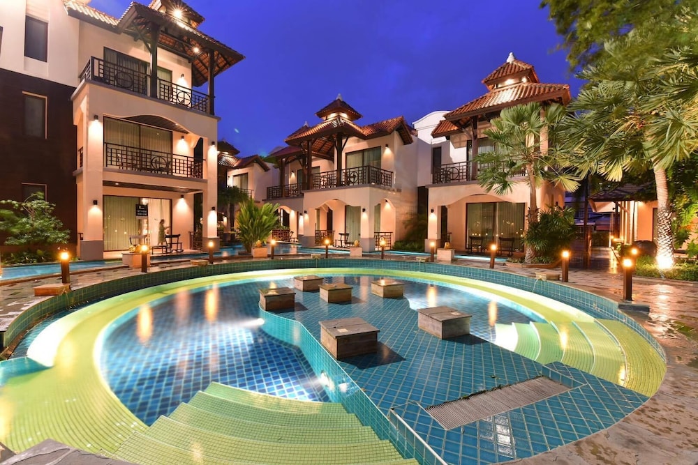 Long Beach Garden Hotel and Pavilions — Swimming pool in Pattaya, Chonburi