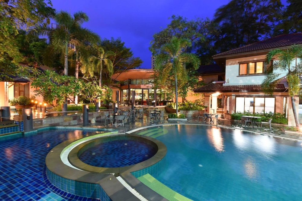 Long Beach Garden Hotel and Pavilions — Swimming pool in Pattaya, Chonburi