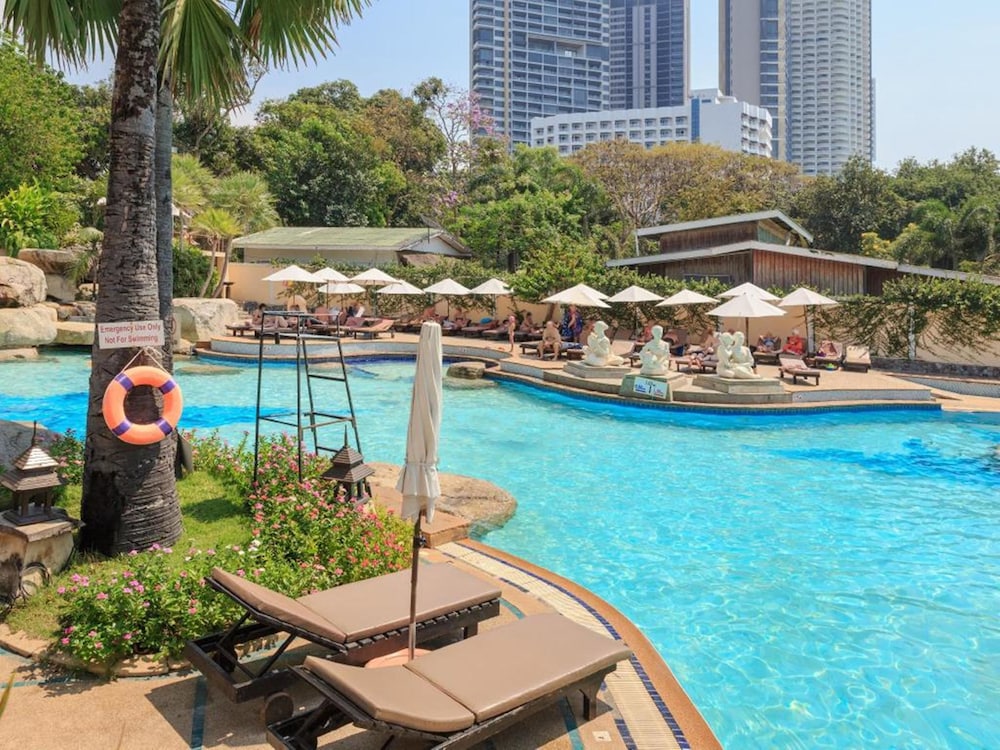 Long Beach Garden Hotel and Pavilions — Swimming pool in Pattaya, Chonburi