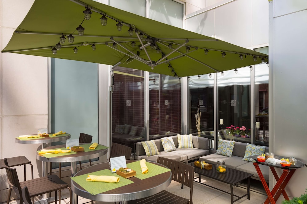 Hilton Garden Inn New York/Manhattan-Midtown East — Restaurant & bars in New York City, New York State