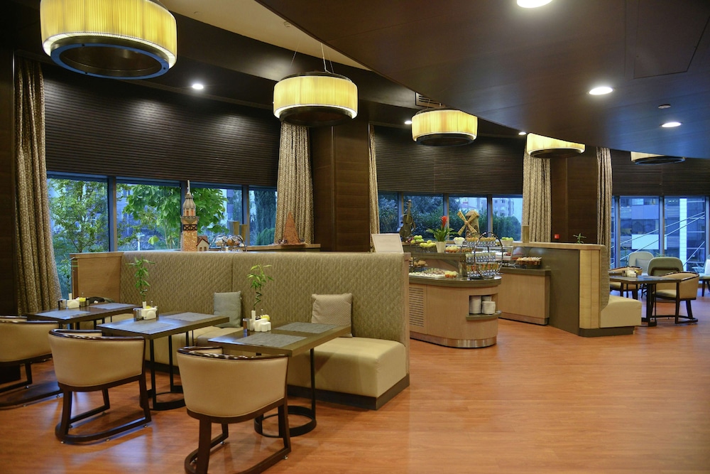 Hilton Istanbul Kozyatagi — Restaurant & bars in Istanbul, Istanbul