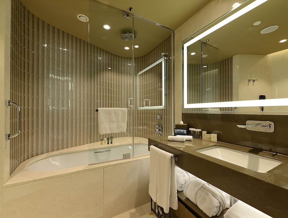 Hilton Istanbul Kozyatagi — Hotel rooms in Istanbul, Istanbul