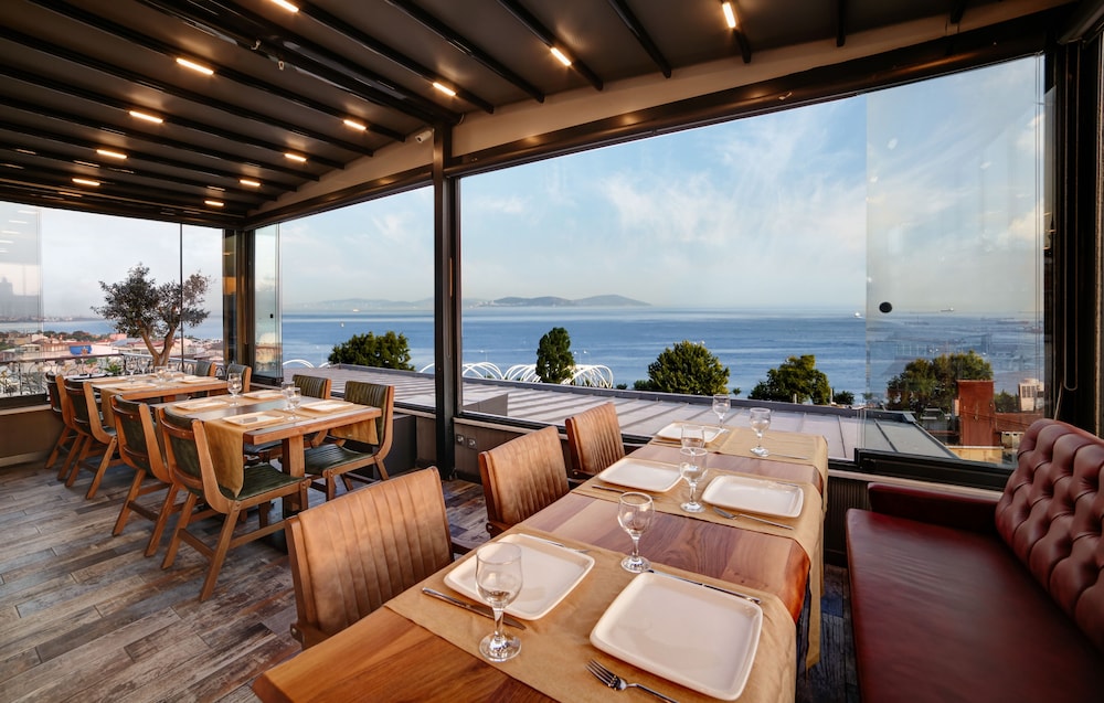 Skalion Hotel — Restaurant & bars in Istanbul, Istanbul