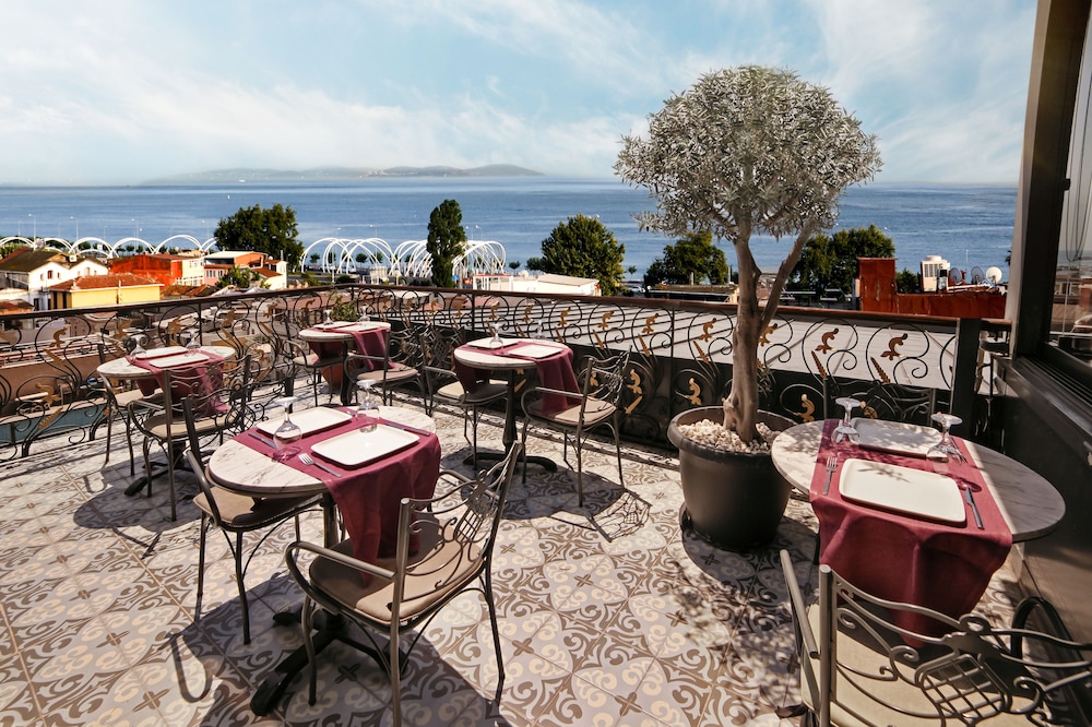 Skalion Hotel — Restaurant & bars in Istanbul, Istanbul