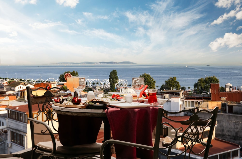 Skalion Hotel — Restaurant & bars in Istanbul, Istanbul