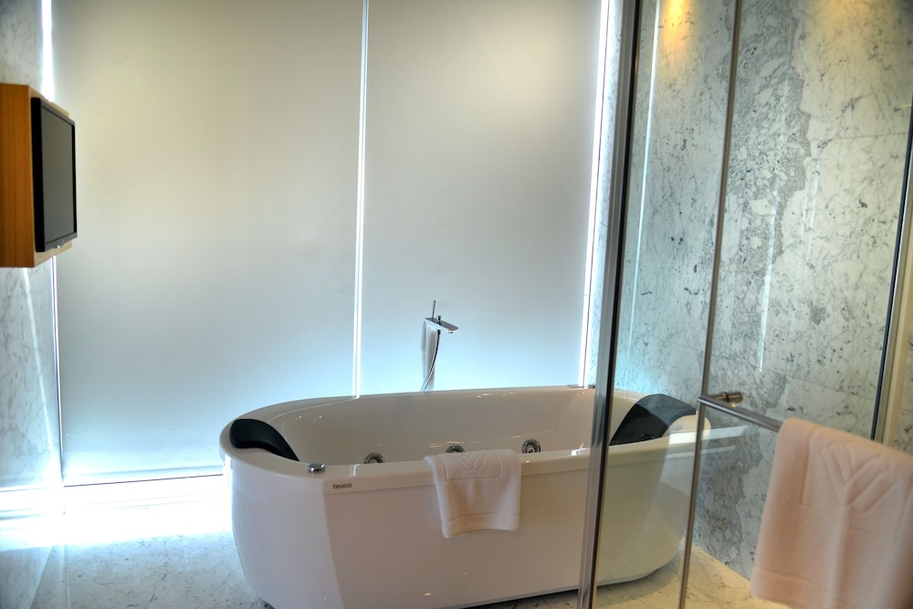 Wyndham Grand Levent Istanbul Hotel & Conference Center — Spa in Istanbul, Istanbul