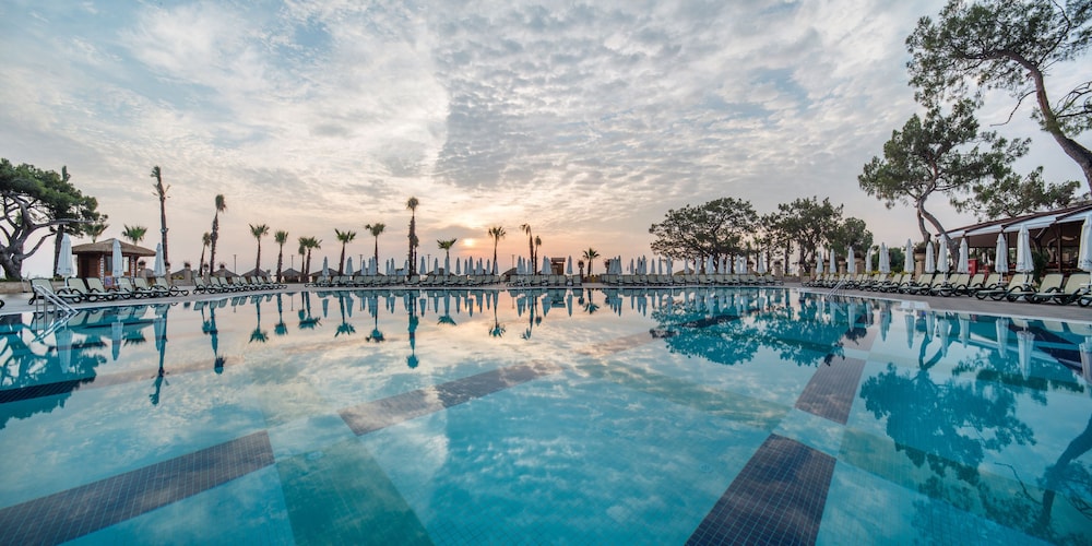 Nirvana Mediterranean Excellence – Ultra All Inclusive — Pool in Kemer