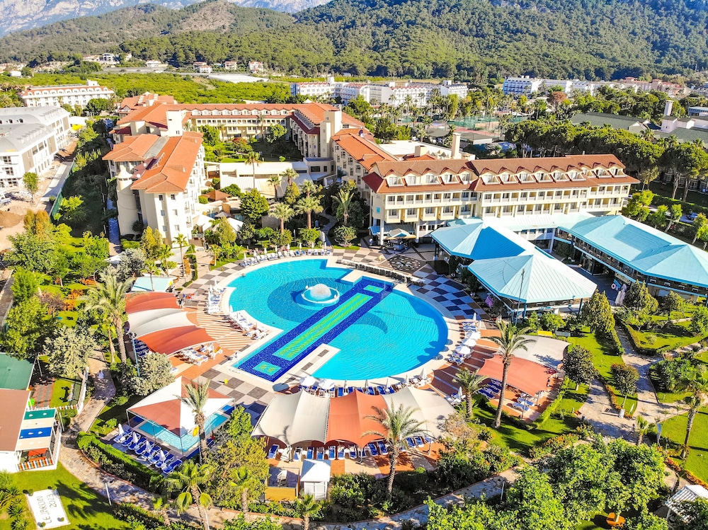 Queen's Park Resort Goynuk - All Inclusive — Swimming pool in Kemer