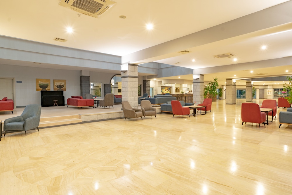 Queen's Park Resort Goynuk - All Inclusive — Hotel building in Kemer