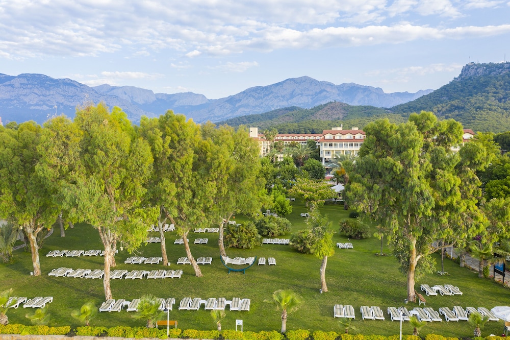 Queen's Park Resort Goynuk - All Inclusive — Hotel building in Kemer