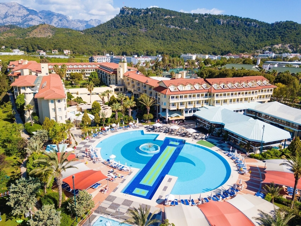 Queen's Park Resort Goynuk - All Inclusive — Swimming pool in Kemer