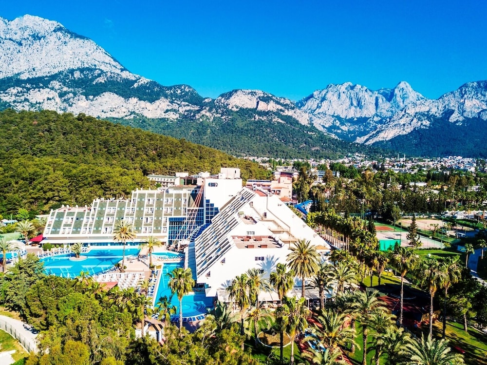 Queen's Park Resort Goynuk - All Inclusive — Hotel building in Kemer