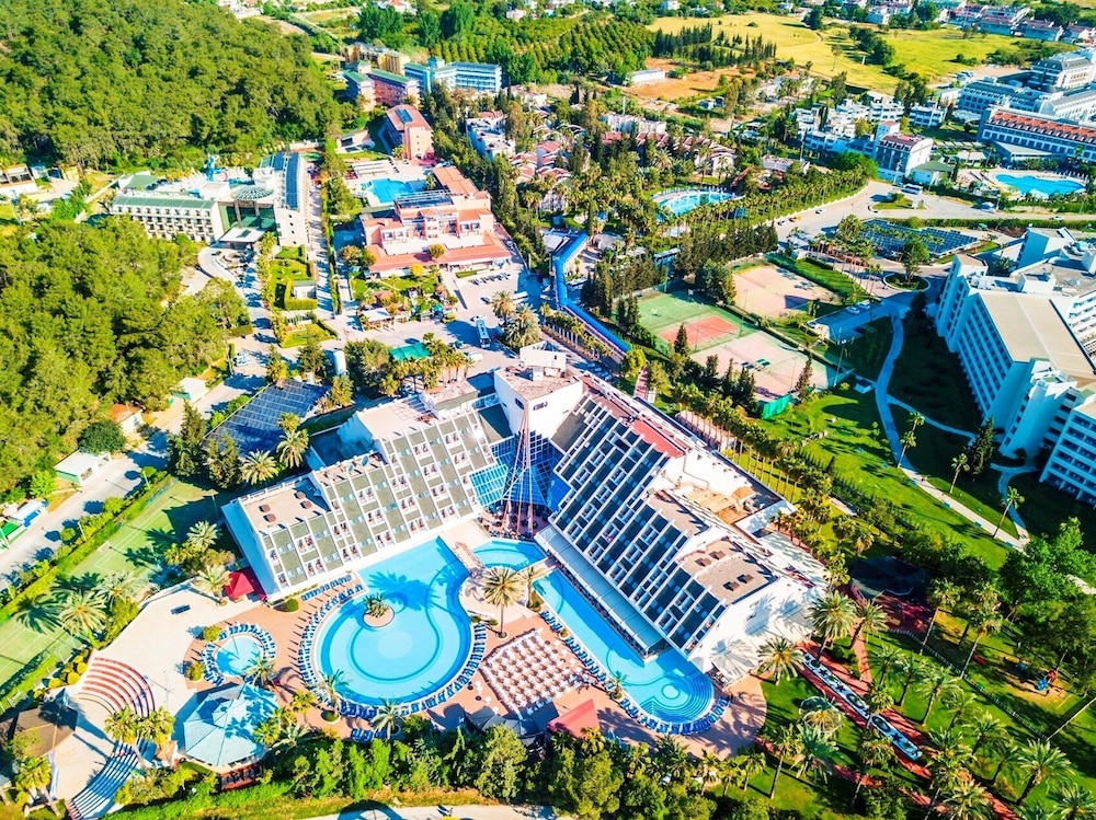 Queen's Park Resort Goynuk - All Inclusive — Hotel building in Kemer