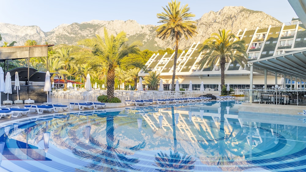 Queen's Park Resort Goynuk - All Inclusive — Swimming pool in Kemer