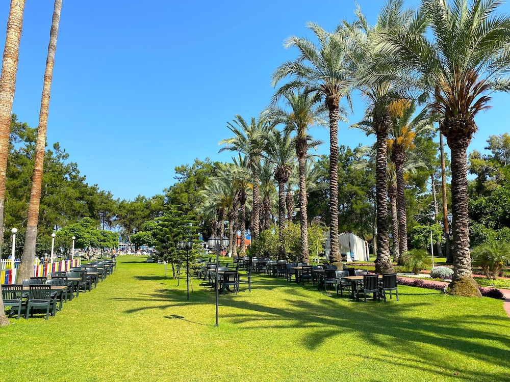 Queen's Park Resort Goynuk - All Inclusive — Restaurant & bars in Kemer