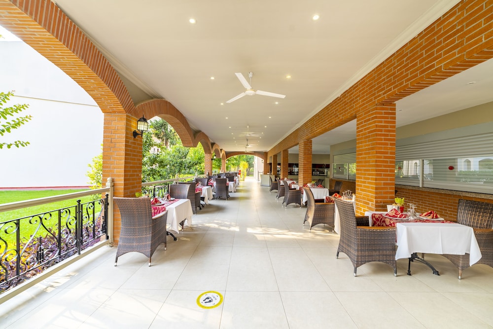 Queen's Park Resort Goynuk - All Inclusive — Restaurant & bars in Kemer