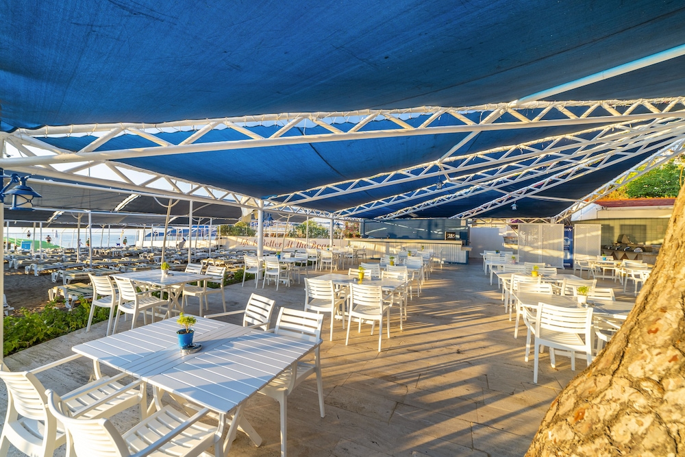 Queen's Park Resort Goynuk - All Inclusive — Restaurant & bars in Kemer