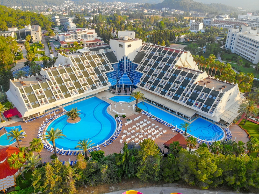 Queen's Park Resort Goynuk - All Inclusive — Hotel building in Kemer