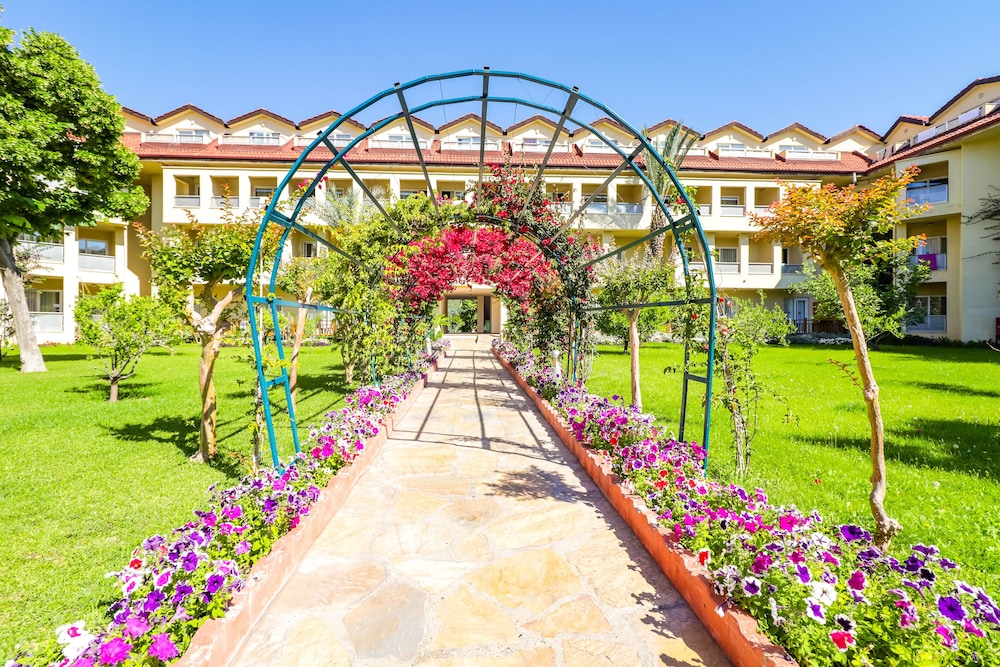 Le Jardin Resort Holiday Village - All inclusive — Hotel building in Kemer