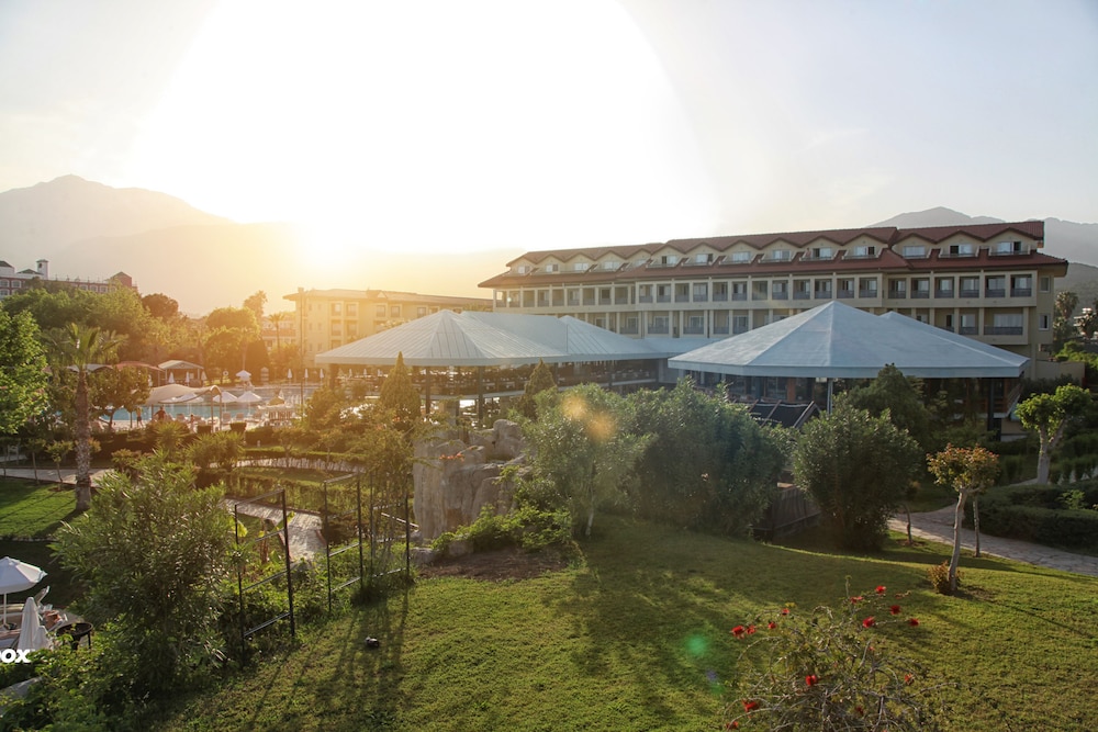 Le Jardin Resort Holiday Village - All inclusive — Hotel building in Kemer