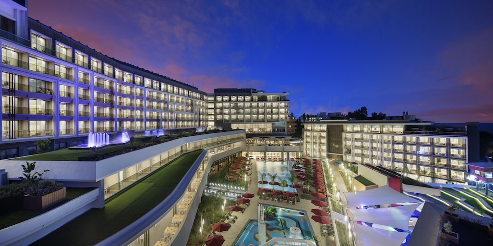 The Sense De Luxe – All Inclusive — Hotel building in Side