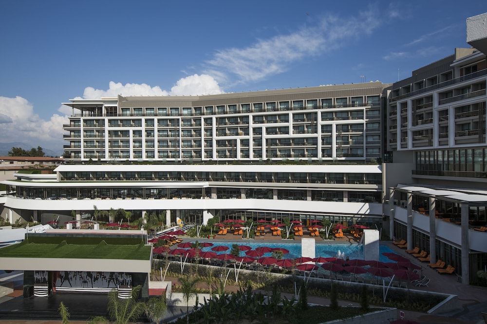 The Sense De Luxe – All Inclusive — Hotel building in Side