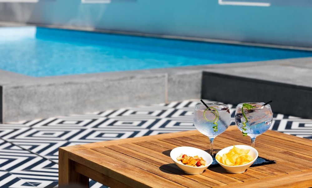 H10 Metropolitan — Swimming pool in Barcelona, Catalonia