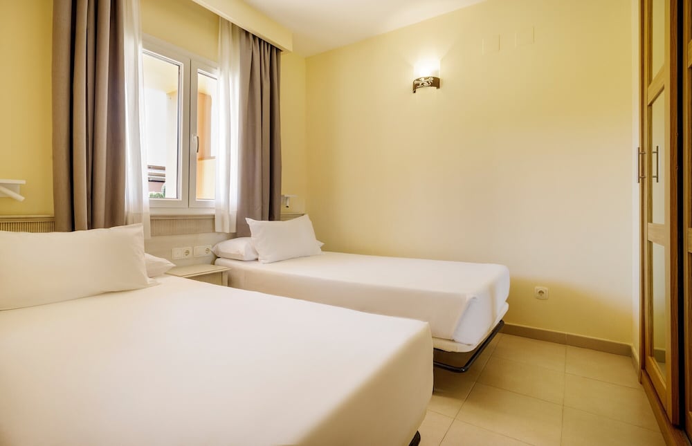 Aparthotel ILUNION Sancti Petri — Hotel rooms in Chiclana de la Frontera, Andalusia
