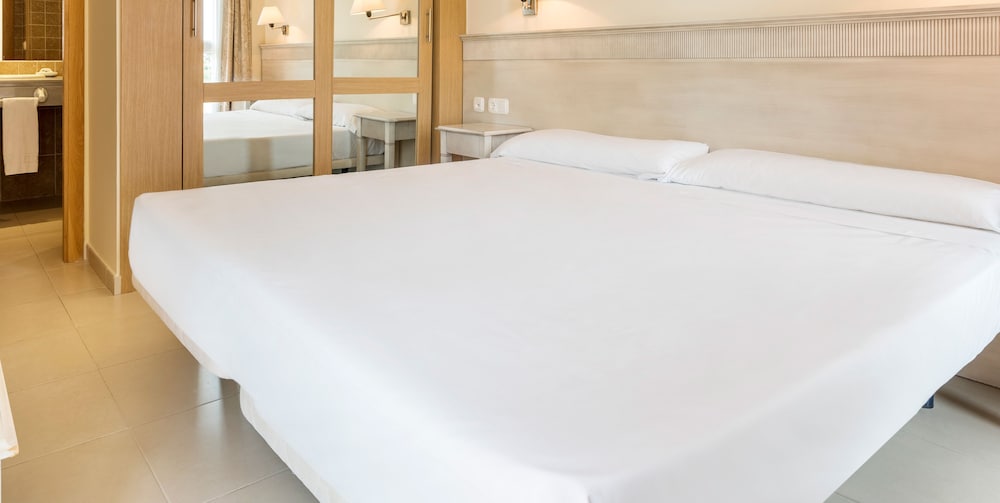 Aparthotel ILUNION Sancti Petri — Hotel rooms in Chiclana de la Frontera, Andalusia
