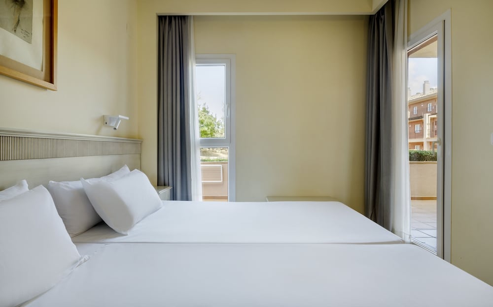 Aparthotel ILUNION Sancti Petri — Hotel rooms in Chiclana de la Frontera, Andalusia