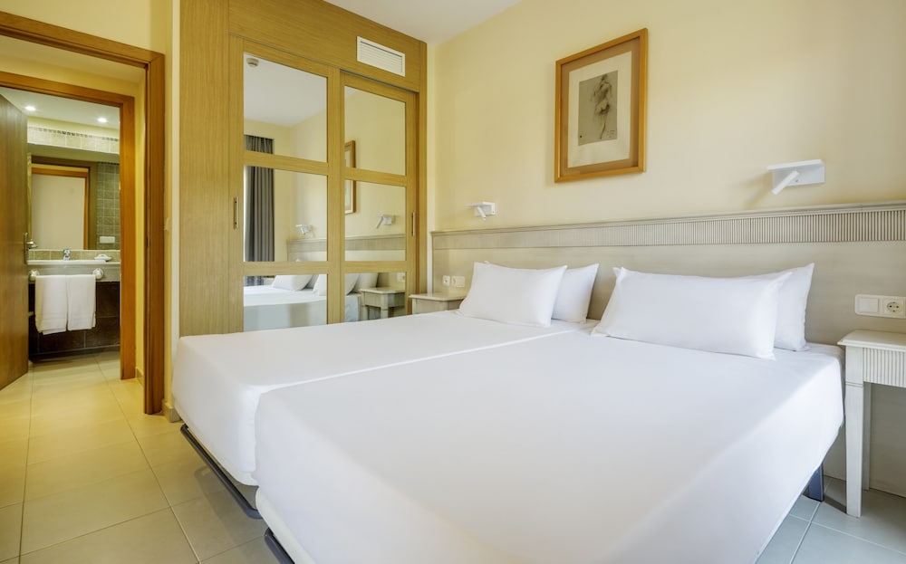 Aparthotel ILUNION Sancti Petri — Hotel rooms in Chiclana de la Frontera, Andalusia