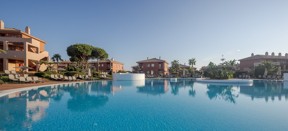 Aparthotel ILUNION Sancti Petri — Swimming pool in Chiclana de la Frontera, Andalusia