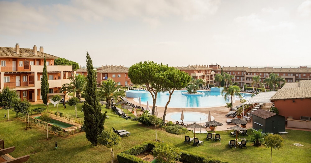 Aparthotel ILUNION Sancti Petri — Swimming pool in Chiclana de la Frontera, Andalusia