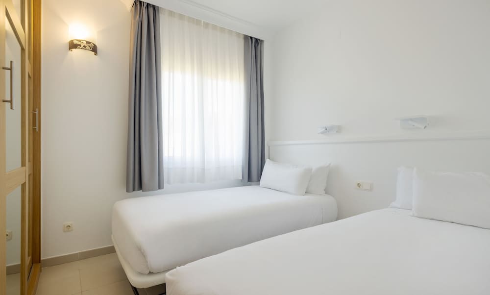 Aparthotel ILUNION Sancti Petri — Hotel rooms in Chiclana de la Frontera, Andalusia