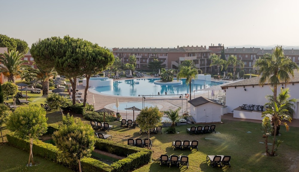 Aparthotel ILUNION Sancti Petri — Swimming pool in Chiclana de la Frontera, Andalusia