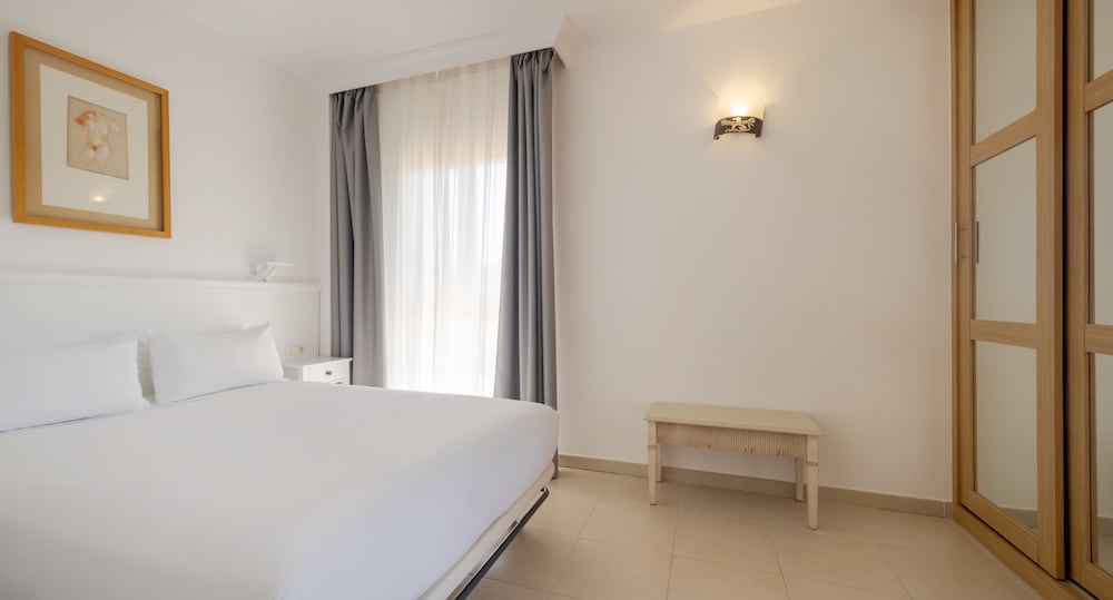 Aparthotel ILUNION Sancti Petri — Hotel rooms in Chiclana de la Frontera, Andalusia
